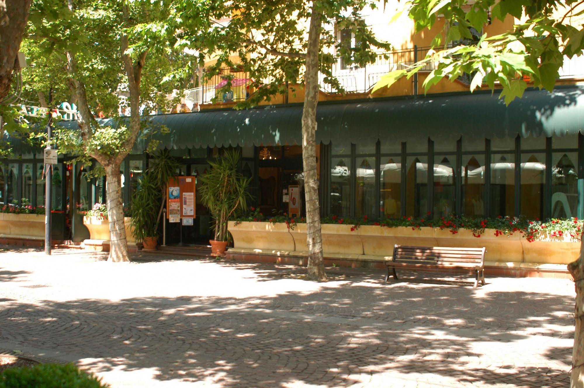 Hotel Dei Platani Rimini Esterno foto